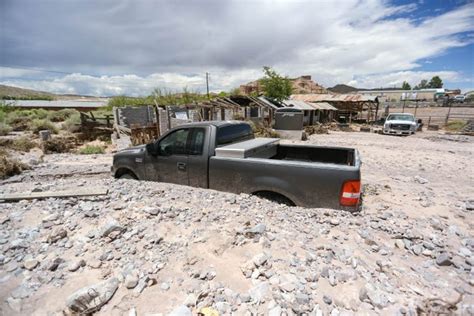 cleaning mud Mexico|Mexico Flood: Residents Dig Out From Mud After Floods .